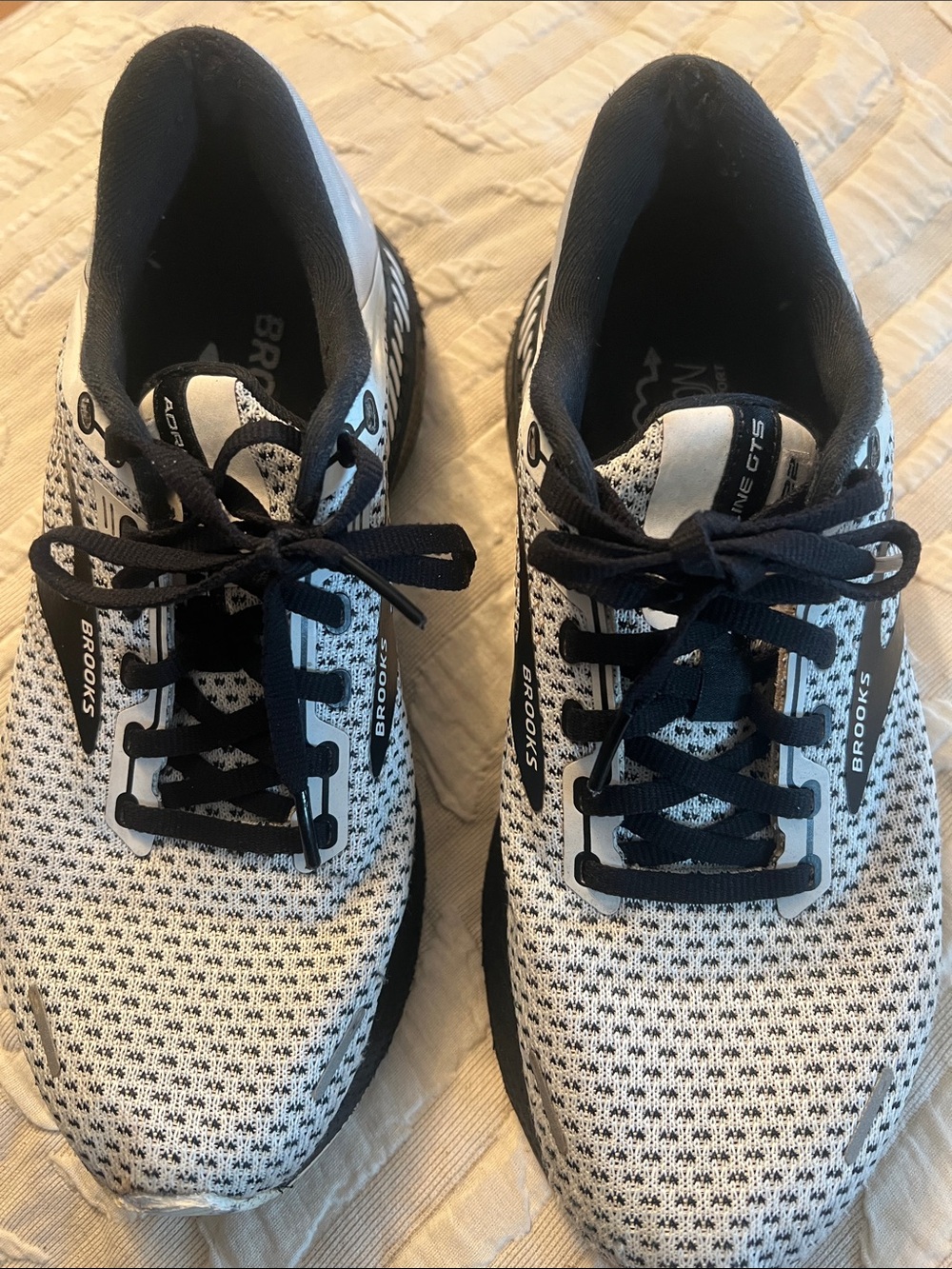 Brooks Adrenaline GTS 22 Women's Athletic Shoes White & Black